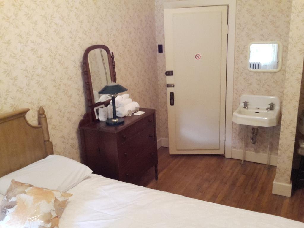 Pine Lodge Bristol Bagian luar foto