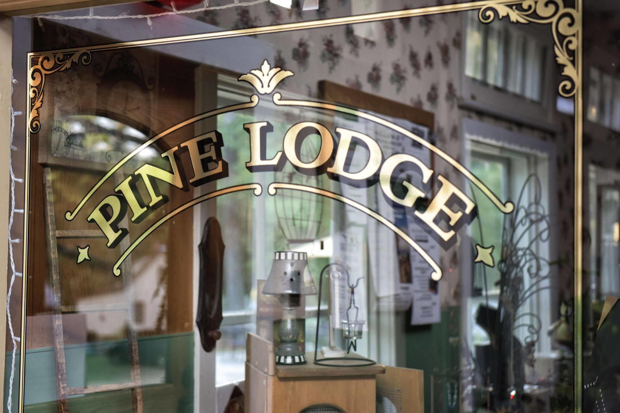 Pine Lodge Bristol Bagian luar foto